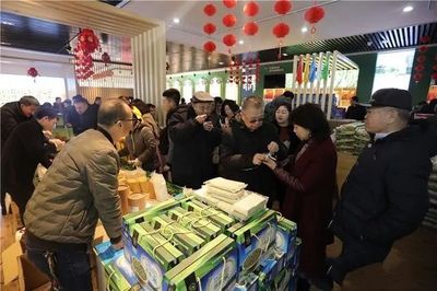 内蒙古绿色食品展销中心赞助《天南地北赤峰人》春晚,开鲁老白干受欢迎